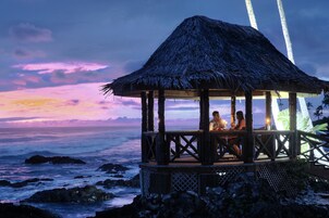 供应晚餐，海滩景观