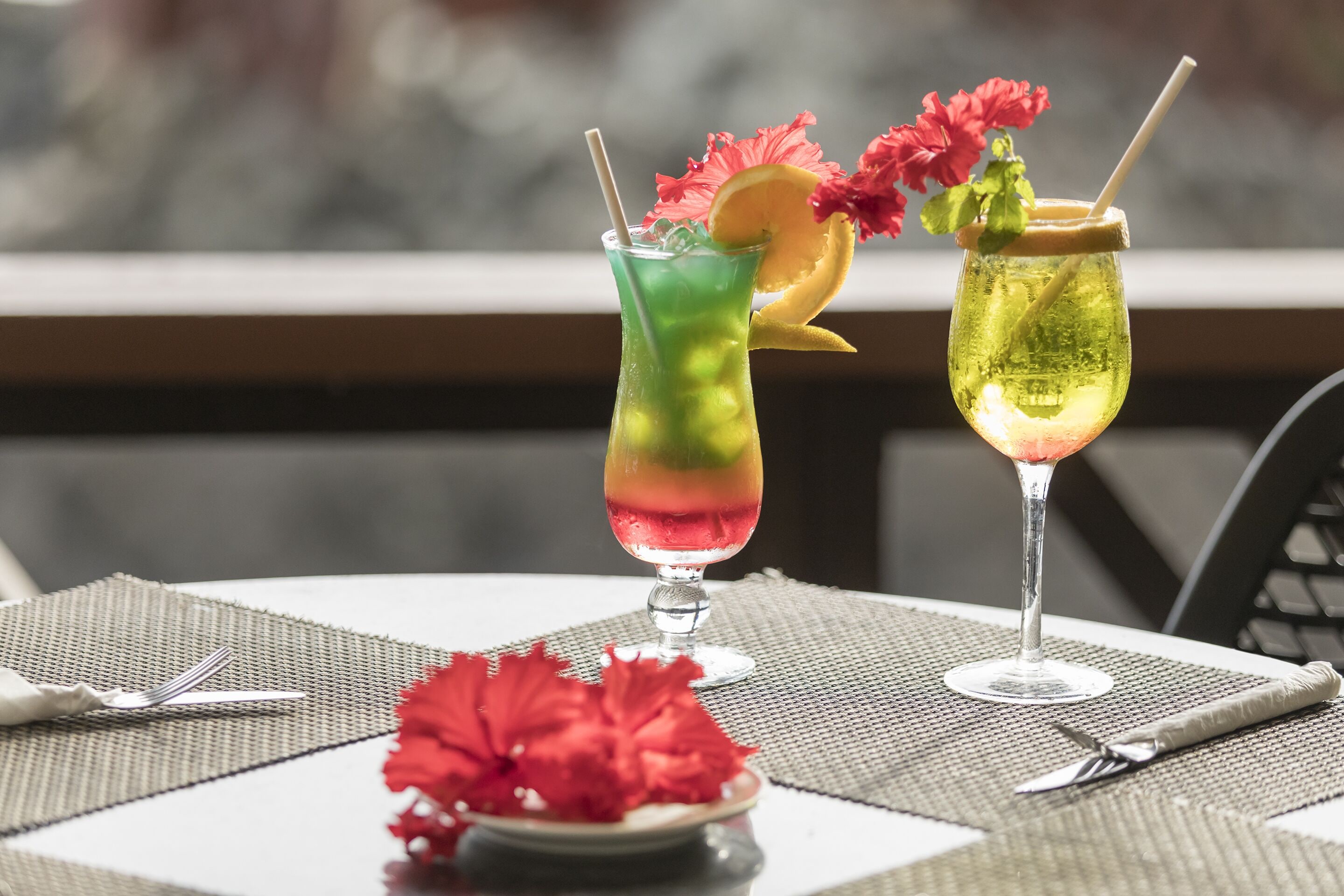 Deux cocktails sur une table, avec vue sur l’extérieur.