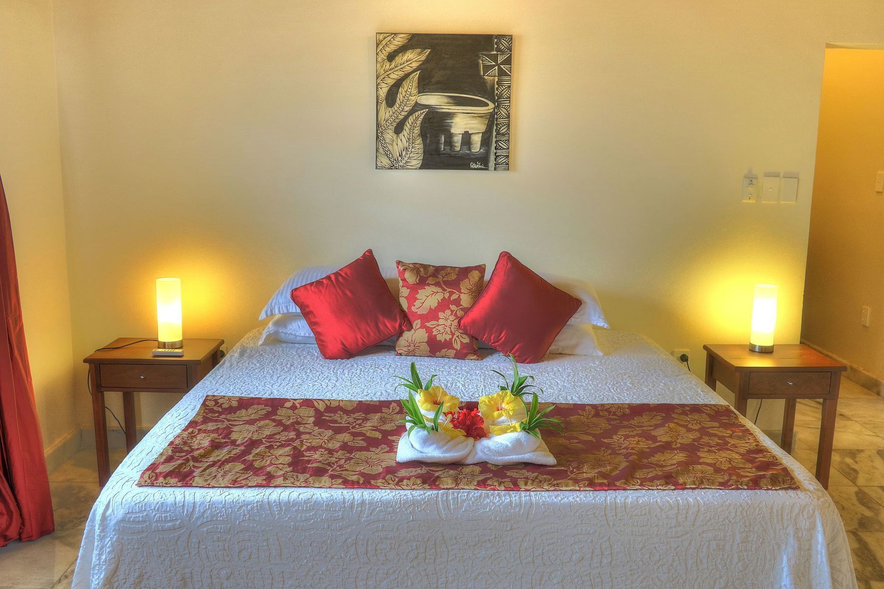 高档床上用品、客房内保险箱、特色家居、办公桌