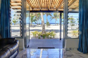 Habitación Deluxe, 1 cama King size, vista al océano, frente al mar | Área de sala de estar | Televisión LED de 31 pulgadas con canales por cable y televisión 