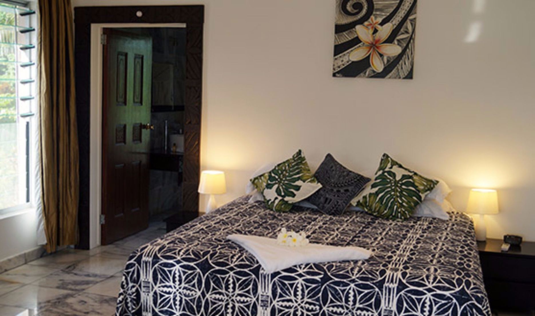 高档床上用品、客房内保险箱、特色家居、办公桌