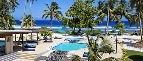 4 outdoor pools, pool loungers