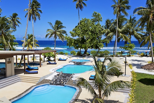 4 piscines extérieures, chaises longues