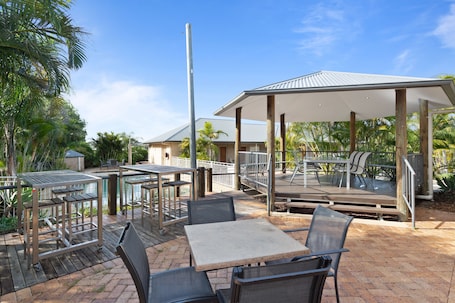 BBQ/picnic Area. Coopers Colonial Motel