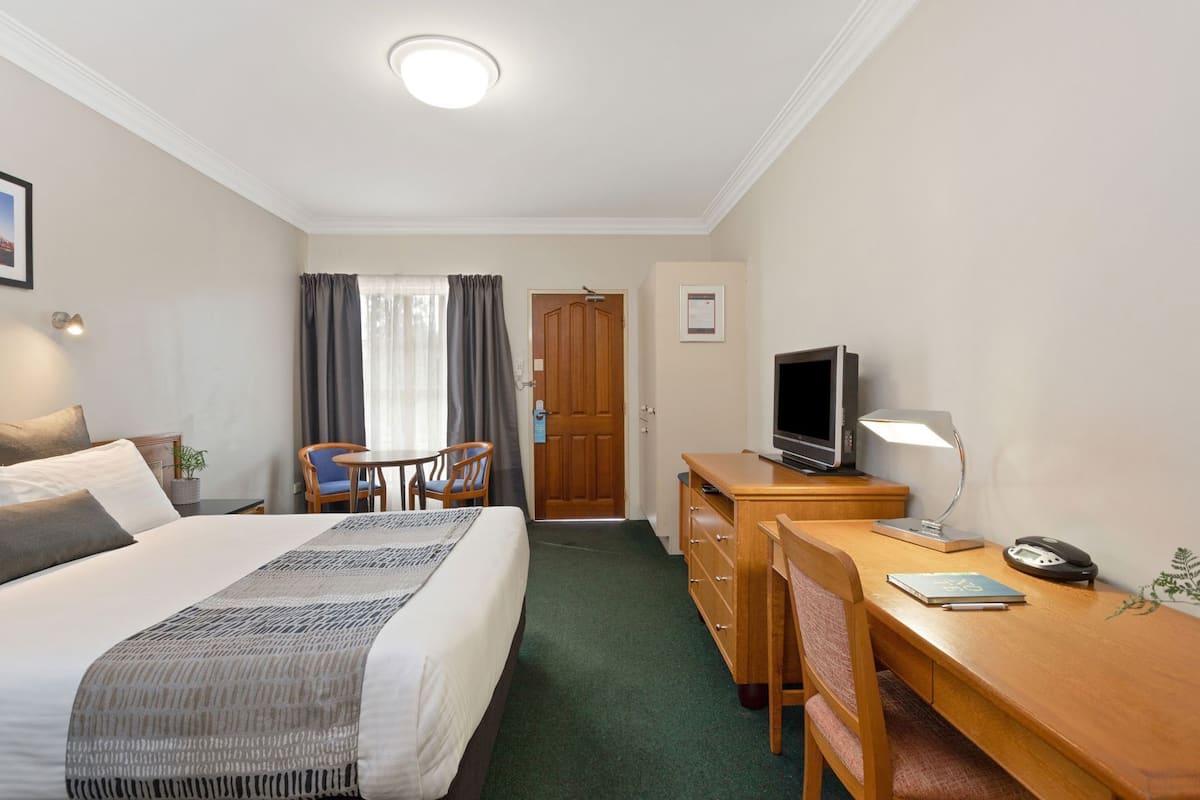 Minibar, desk, laptop workspace, blackout drapes