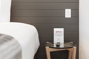 Minibar, escritorio y espacio para trabajar con laptop 