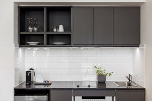 Suite estudio ejecutiva, 1 cama de matrimonio grande | Cocina privada | Frigorífico, microondas, cafetera o tetera y hervidor eléctrico