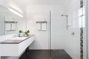 Habitación superior con 2 camas individuales | Baño | Ducha, artículos de higiene personal gratuitos y secador de pelo