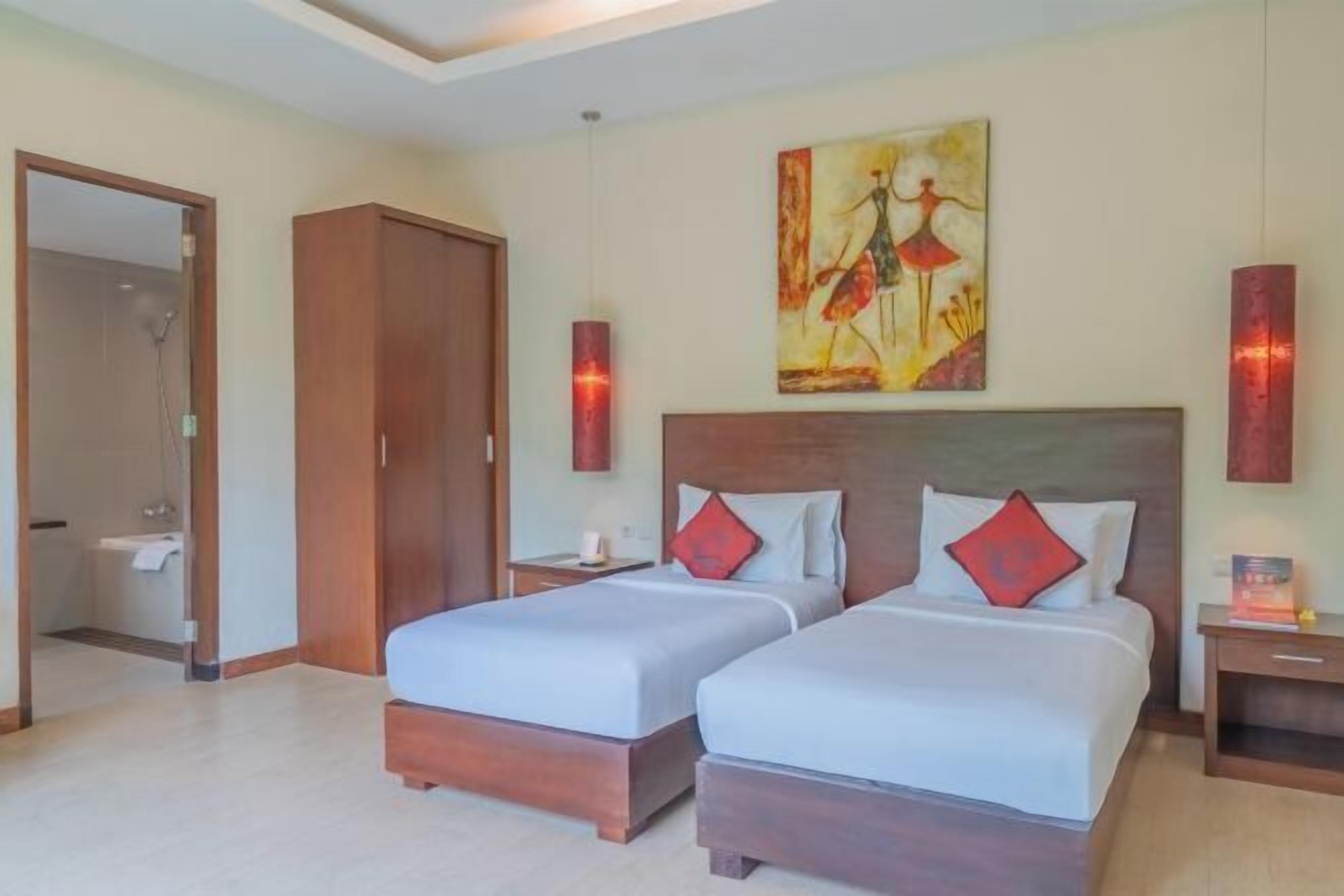 خزنة داخل الغرفة ومكتب وتجهيزات عازلة للصوت وواي فاي مجانًا