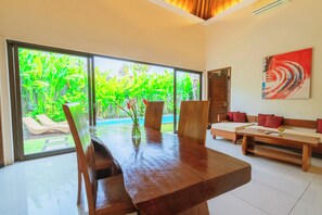 42-inch LCD TV with cable channels, TV - Swiss-Belvillas Umalas (Kerobokan)