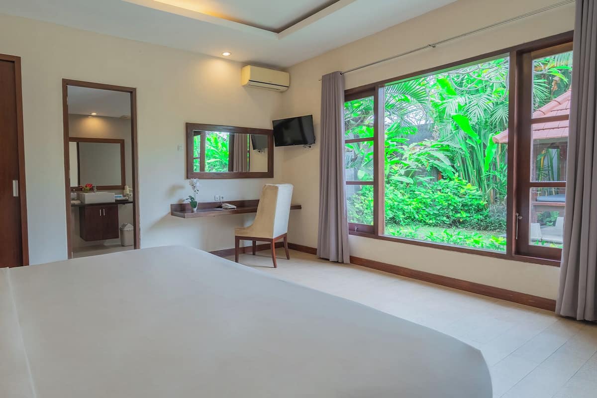 3 bedrooms, in-room safe, desk, soundproofing
