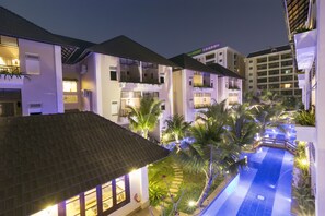 Indoor pool, 3 outdoor pools, pool loungers