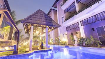 Indoor pool, 3 outdoor pools, pool loungers