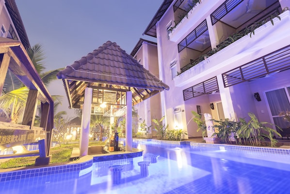 Indoor pool, 3 outdoor pools, pool loungers