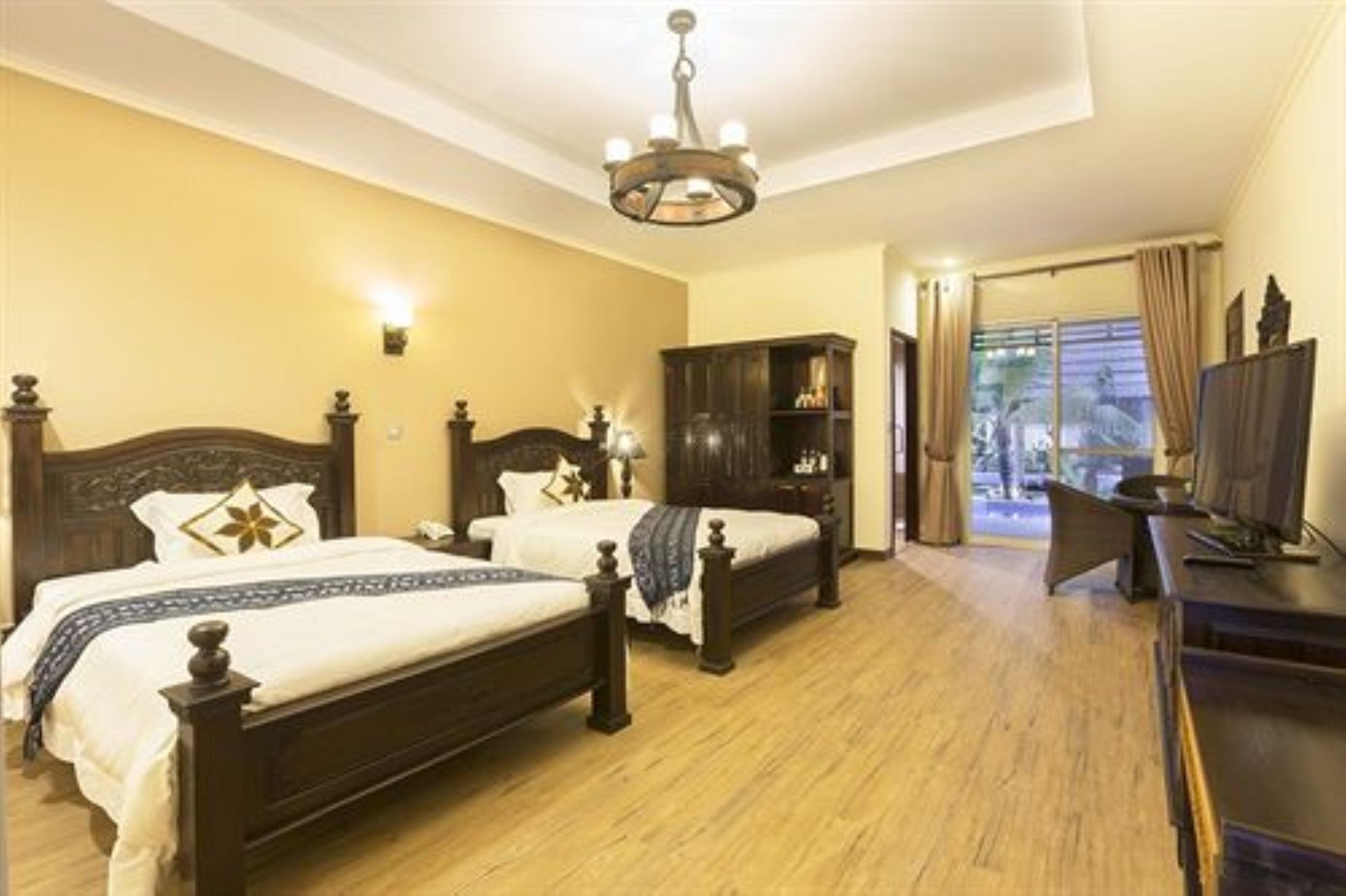 deluxe twin room pool size | minibar, in-room safe, individually decorated, blackout curtains