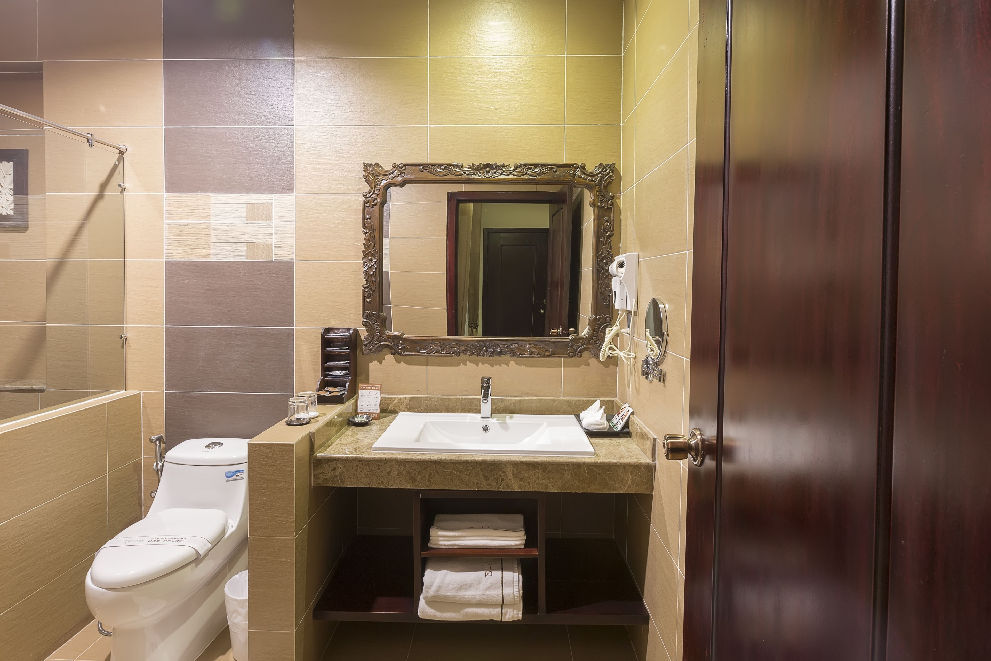 separate bathtub and shower, jetted bath, designer toiletries