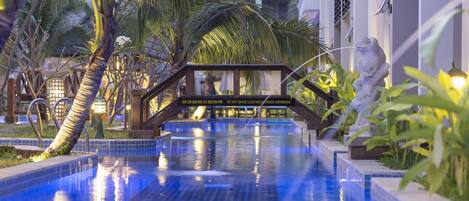 Indoor pool, 3 outdoor pools, sun loungers