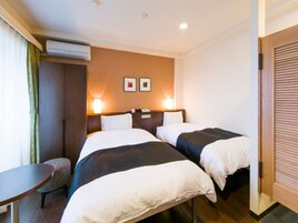 Escritorio, cortinas blackout, wifi gratis y ropa de cama 