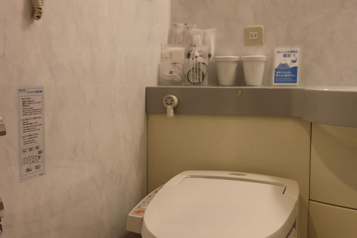 twin room, non-smoking | bathroom | combined shower/bathtub, deep-soaking bathtub, designer toiletries