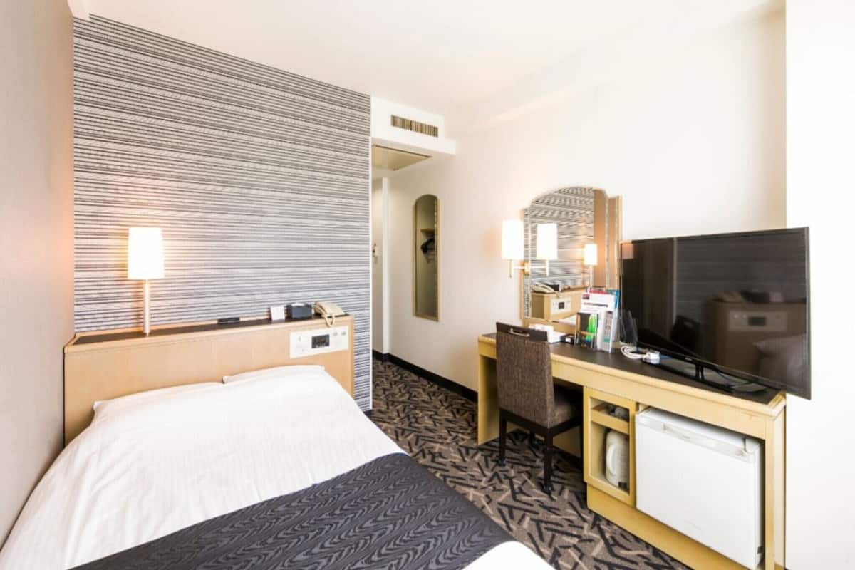 Desk, blackout drapes, free WiFi, bed sheets