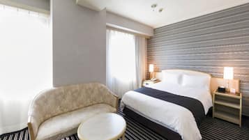 Desk, blackout drapes, free WiFi, bed sheets