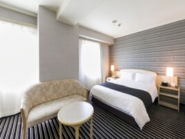 Escritorio, cortinas opacas, wifi gratis y ropa de cama