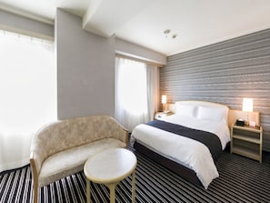 Escritorio, cortinas blackout, wifi gratis y ropa de cama