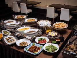 Se ofrece un desayuno bufé (1500 JPY por persona)