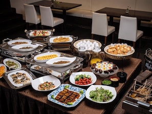 Desayuno buffet diario (JPY 1500 por persona)