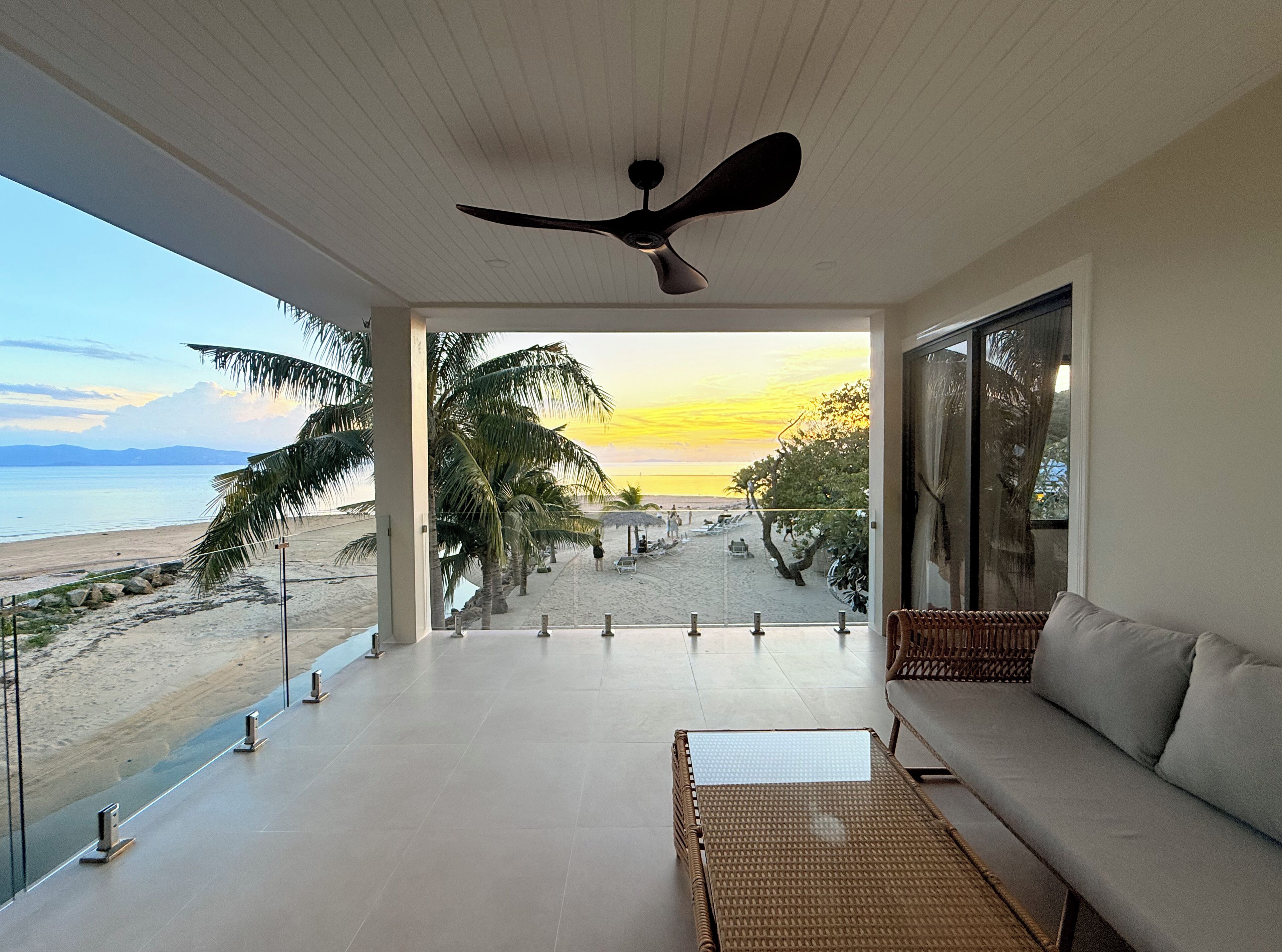 Villa Deluxe - 4 sovrum - utsikt mot stranden | Sängtillbehör av högsta kvalitet och värdeförvaringsskåp på rummet