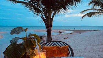 Breakfast, lunch, dinner served; international cuisine, alfresco dining