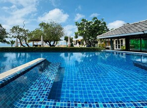Hồ bơi ngoài trời, dù/ô trên bãi biển/hồ bơi, ghế dài tắm nắng 