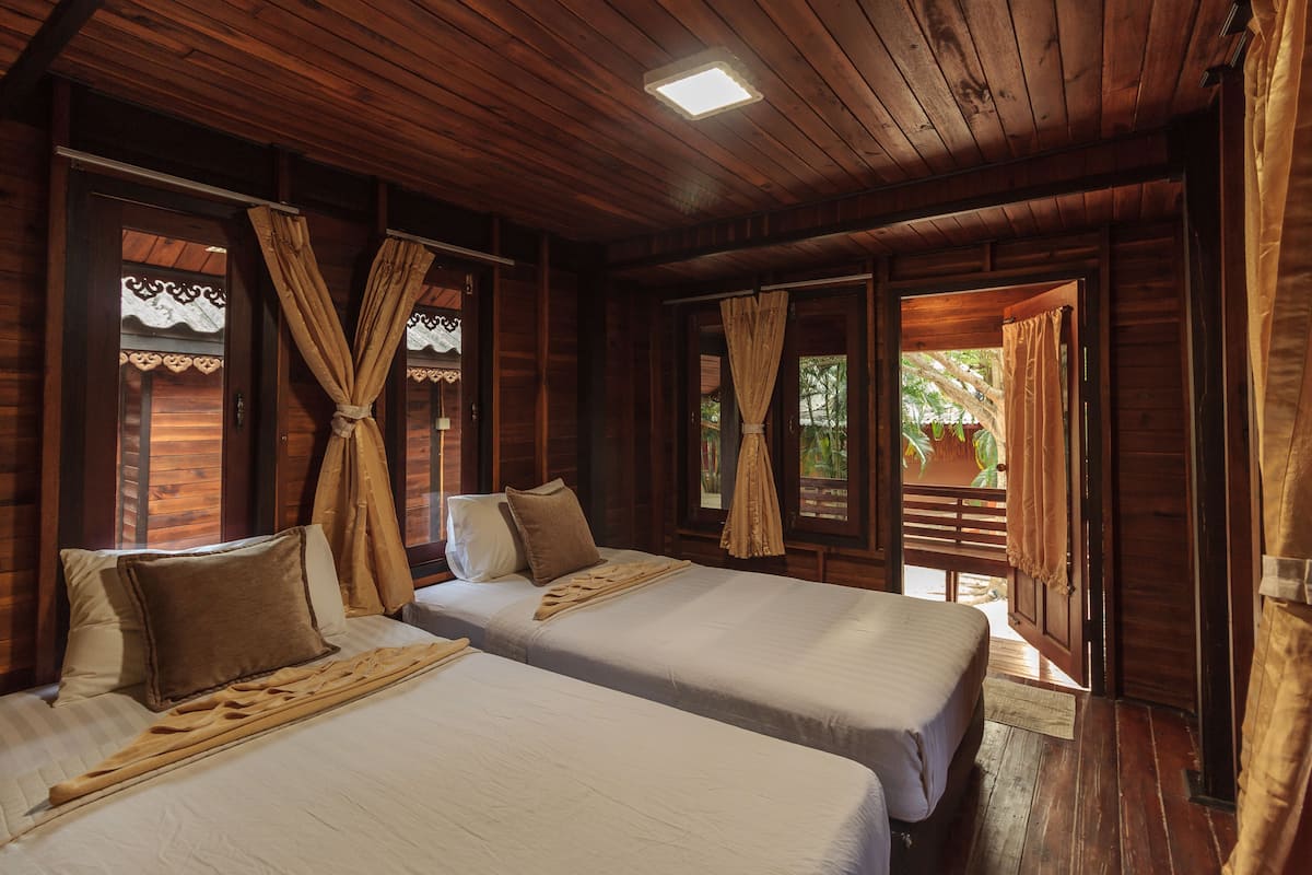 Two Person AC Bungalow | Biancheria da letto di alta qualità, una cassaforte in camera