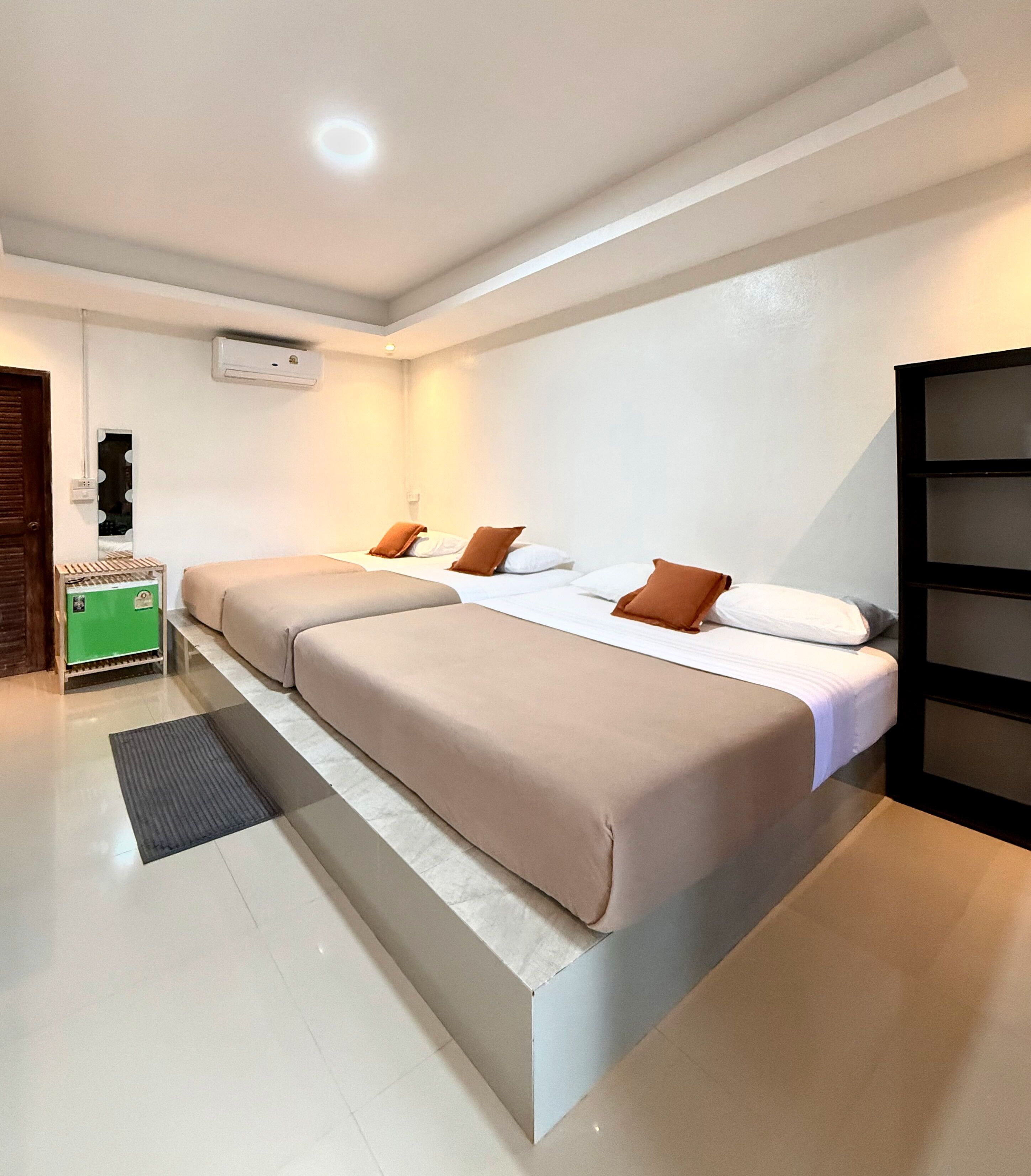 Standard trippelrum | Sängtillbehör av högsta kvalitet och värdeförvaringsskåp på rummet