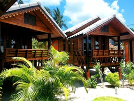 Two Person AC Bungalow | Vistas al jardín