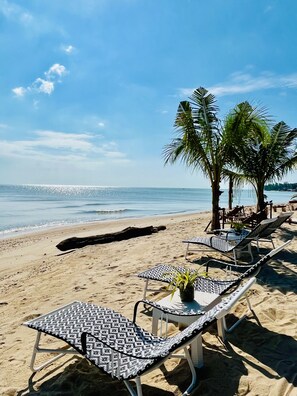 On the beach, sun-loungers, beach umbrellas, beach towels - Sabaii Bay Resort (Ko Pha-ngan)