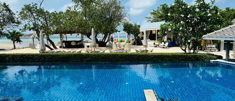 Udendørs pool, parasoller, liggestole