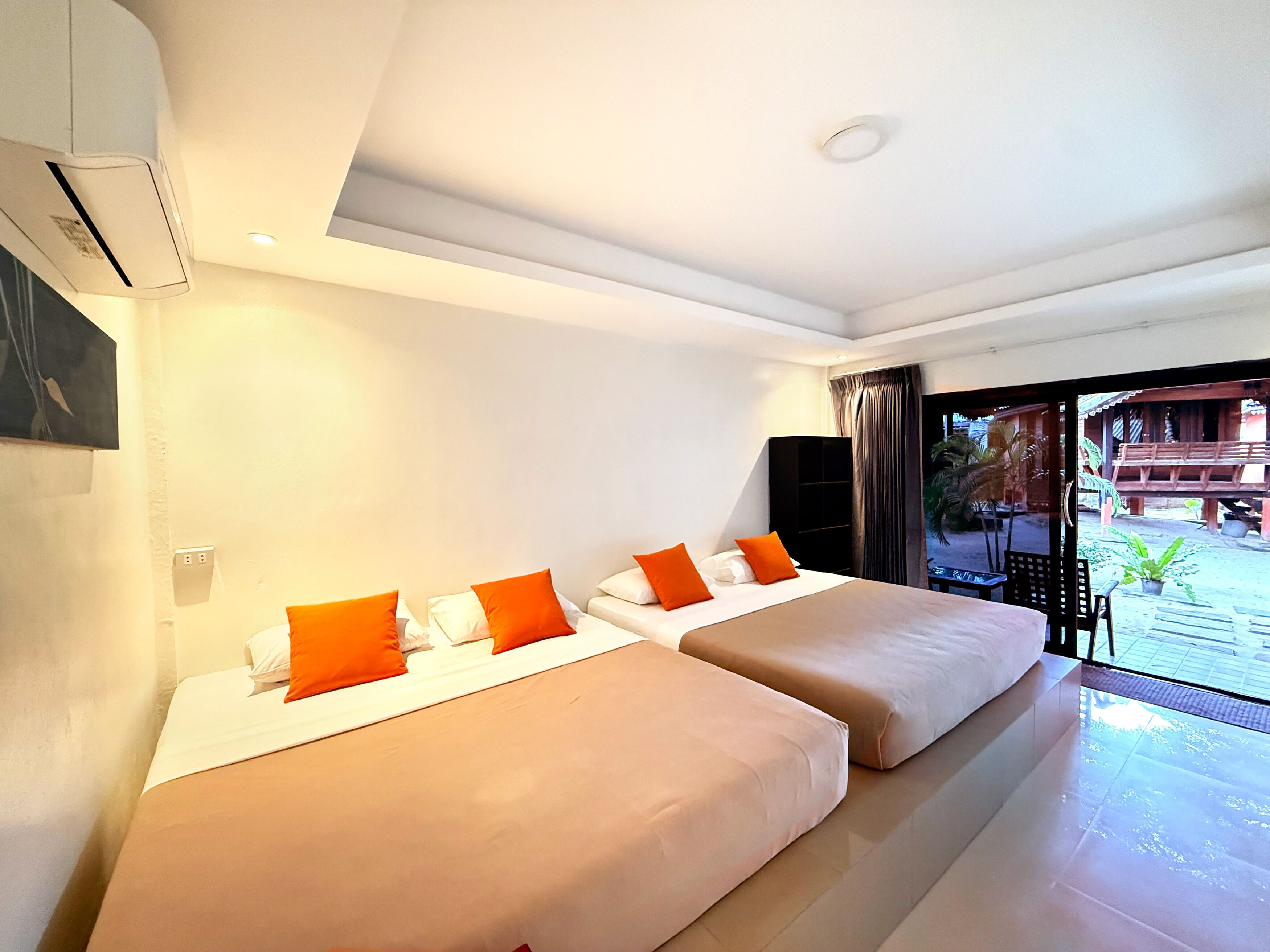 Standard fyrbäddsrum | Sängtillbehör av högsta kvalitet och värdeförvaringsskåp på rummet