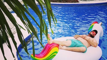 AuĂenpool, LiegestĂŒhle