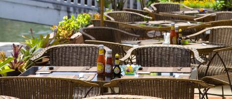 Daily cooked-to-order breakfast (THB 180 per person)