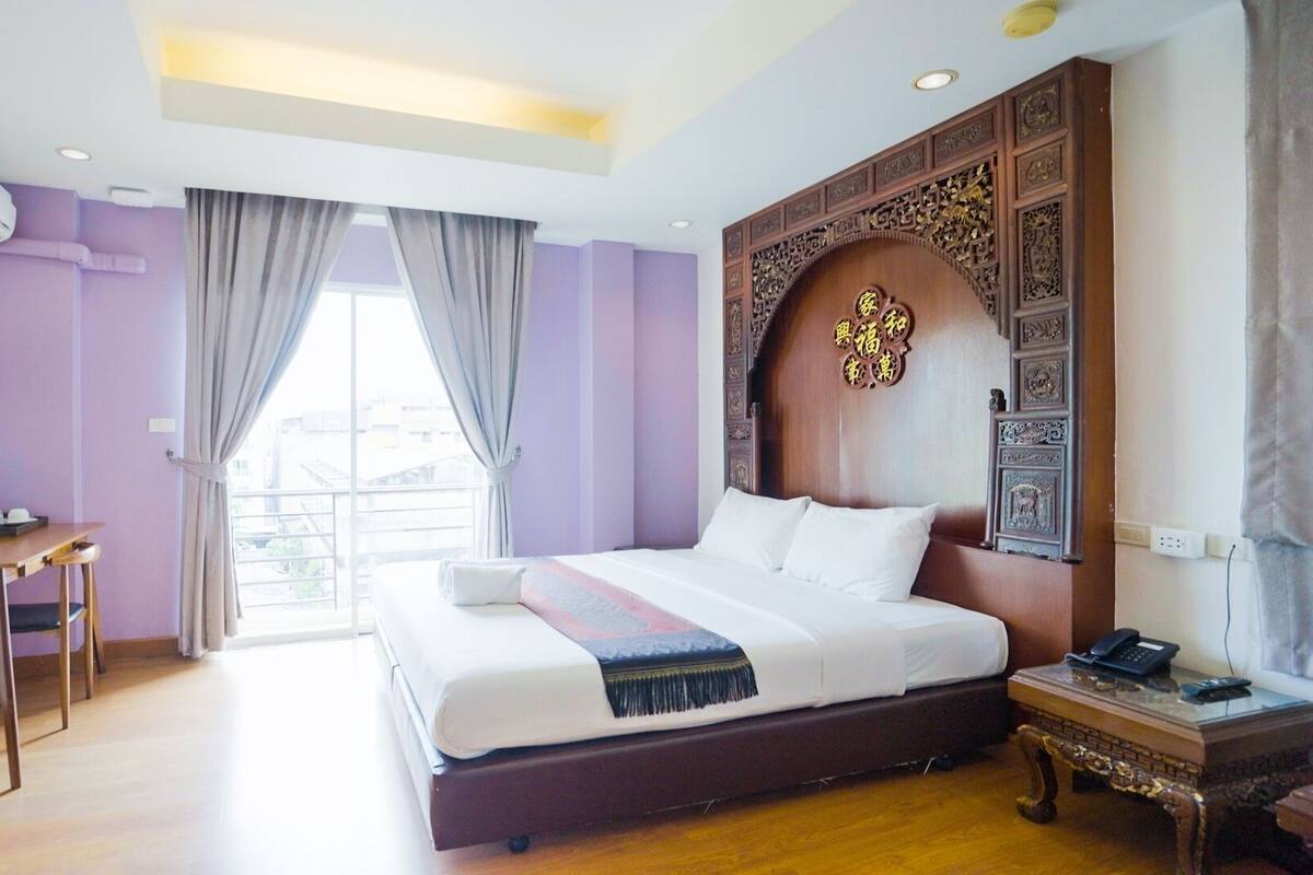 Executive King Bed Canal view with balcony | Minibar, in-room safe, iron/ironing board (on request), WiFi (free)