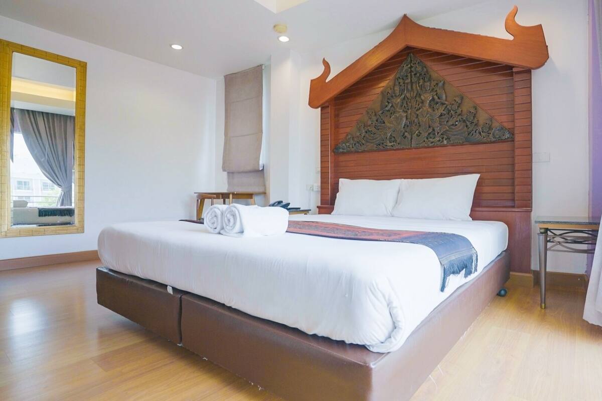Minibar, in-room safe, iron/ironing board (on request), WiFi (free)