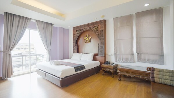 Executive King Bed Canal view with balcony | Minibar, in-room safe, iron/ironing board, free WiFi - Korbua House (Bangkok)
