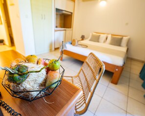 Studio | Ylelliset vuodevaatteet, Tempur Pedic -patjalliset sängyt, minibaari