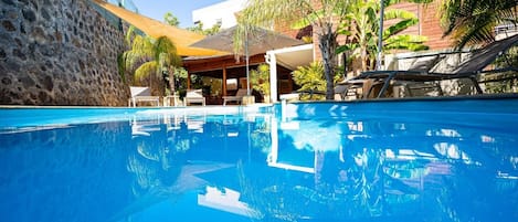 Piscine extérieure, parasols de plage, chaises longues