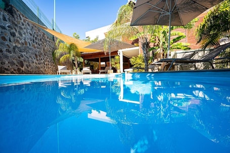 Outdoor pool, pool umbrellas, sun loungers