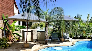 Piscine extérieure, parasols de plage, chaises longues
