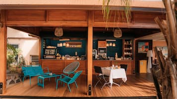 Daily continental breakfast (EUR 14 per person)
