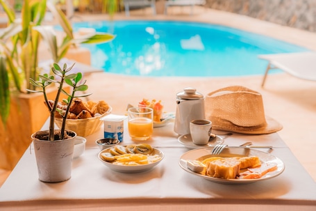 Desayuno continental diario (EUR 14 por persona)
