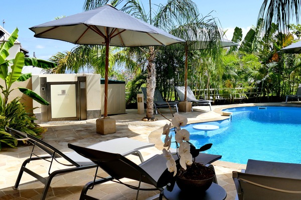 Utendørsbasseng, bassengparasoller og solsenger